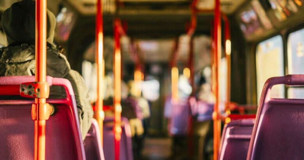 Un autobus del trasporto pubblico locale visto dall'interno