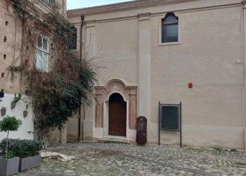 Tropea, a Palazzo Santa Chiara l’evento “Voci e Colori”: incontro tra poesia, arte e cultura
