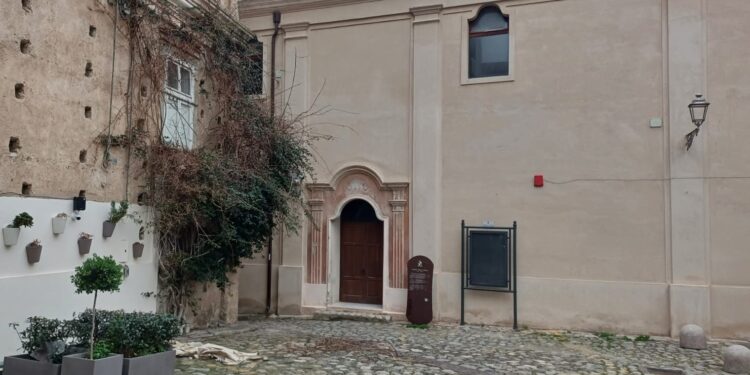 Tropea, a Palazzo Santa Chiara l’evento “Voci e Colori”: incontro tra poesia, arte e cultura
