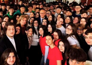 Il ministro dell'Istruzione, Giuseppe Valditara, in visita in una scuola in Calabria