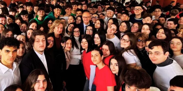 Il ministro dell'Istruzione, Giuseppe Valditara, in visita in una scuola in Calabria