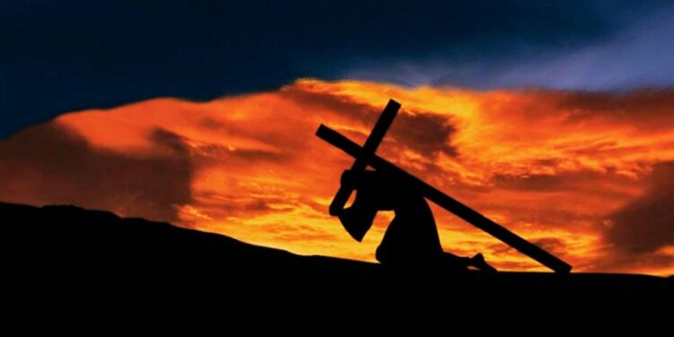 Una immagine della Via Crucis, con Gesù Cristo che trasporta la Croce