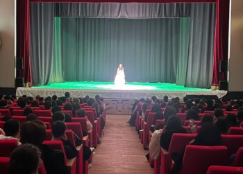 Un momento dello spettacolo andato in scena al Teatro Comunale