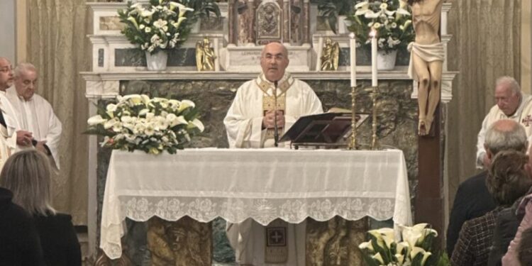 don francesco sicari durante la messa