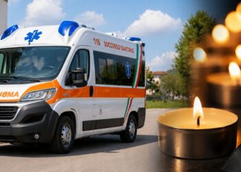 Una ambulanza del 118 e dei lumini in segno di lutto