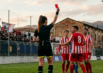 Un arbitro mostra il cartellino rosso durante una partita