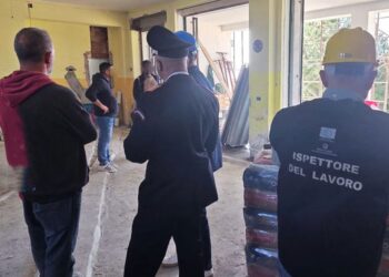 I carabinieri sul cantiere di Sellia Marina, in Calabria, dove sono state riscontrate gravi criticità
