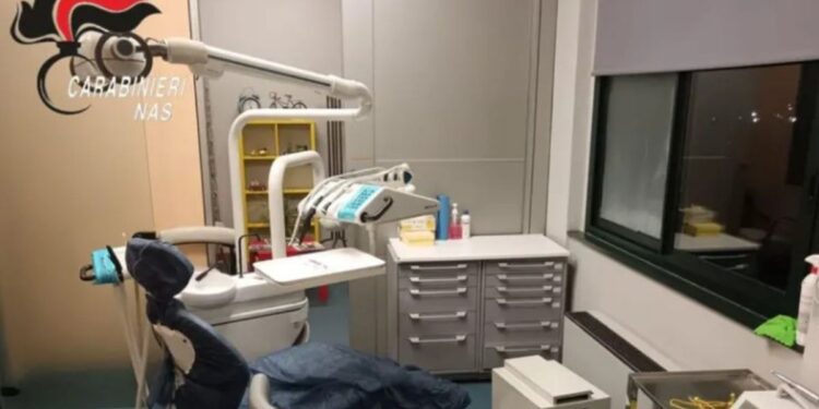 Lo studio del dentista abusivo scoperto a Lamezia