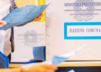 Le urne e le schede per le elezioni amministrative, ovvero comunali