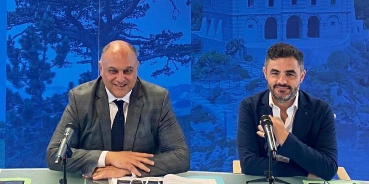 L'assessore della Regione Calabria, Giovanni Calabrese, e il dirigente Roberto Cosentino