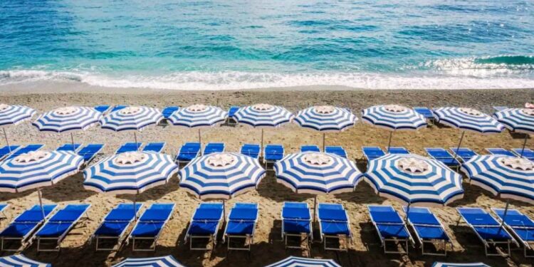 Gli ombrelloni tipici degli stabilimenti balneari o lido