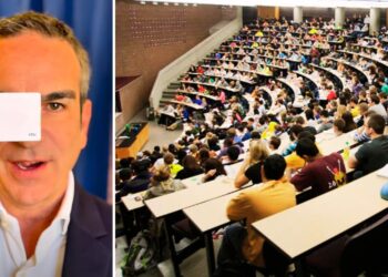 Roberto Occhiuto, presidente della Regione Calabria, mostra la card del Reddito di merito destinata agli studenti delle università