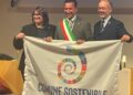 Il vicesindaco di Parghelia Tommaso Belvedere ritira la bandiera sostenibile 2026