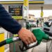Una pompa di benzina, con una persona che fa rifornimento alla propria auto
