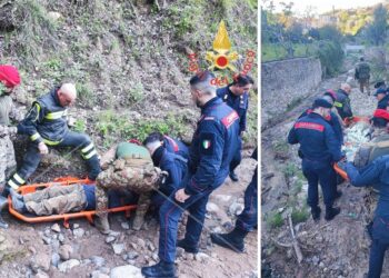 Il salvataggio a Gioiosa Ionica, in provincia di Reggio Calabria. In campo vigili del fuoco e carabinieri