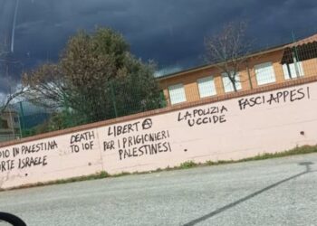 Le scritte contro Israele apparse su un muro di una chiesa a Lamezia, in Calabria