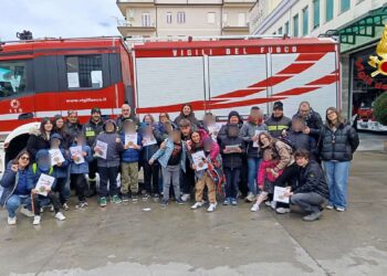 Foto ricordo pe ri Vigili del Fuoco e ei ragazzi dell'associazione