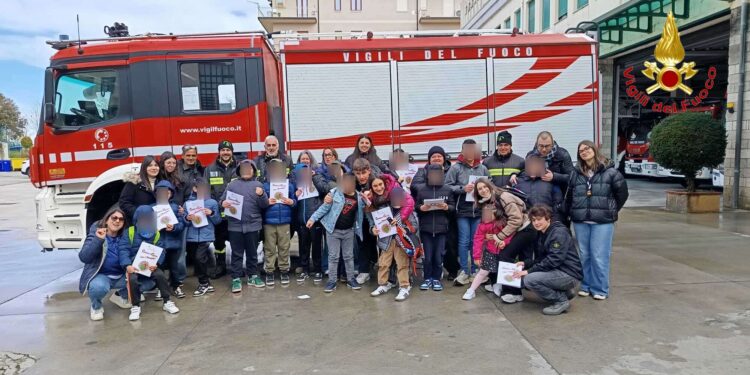 Foto ricordo pe ri Vigili del Fuoco e ei ragazzi dell'associazione