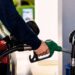 Una persona fa rifornimento di benzina o diesel alla stazione di servizio