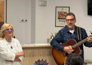 Dario Brunori, in arte Brunori Sas, nel reparto di oncologia dell'ospedale di Cosenza insieme alla presidente di Onco Med, Francesca Caruso
