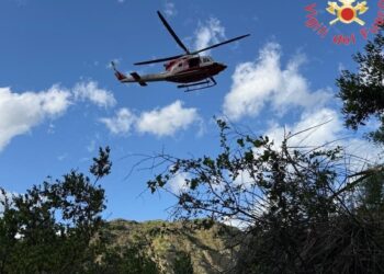 L'intervento dell'elicottero dei Vigili del Fuoco sul luogo della tragedia