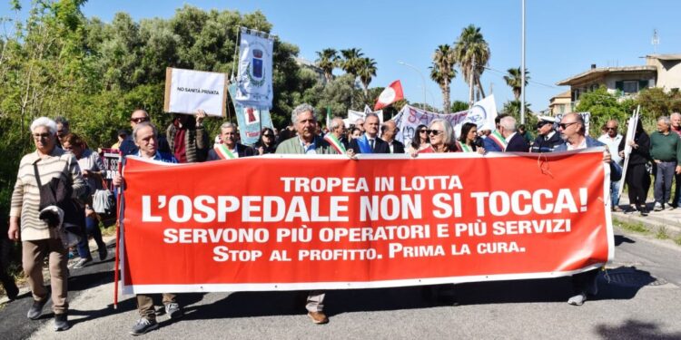 Una delle manifestazioni organizzate dal comitato Costa degli Dei a tutela dell'ospedale di Tropea