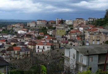 Una veduta panoramica di Dinami