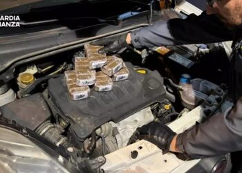 I panetti di droga rinvenuti nel motore dell'auto