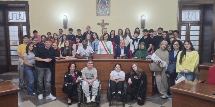 La foto di rito al termine dello scambio culturale con gli studenti tedeschi ospiti del Liceo scientifico "Berto" di Vibo Valentia