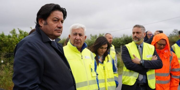 Il senatore di Fratelli d'Italia Ernesto Rapani durante un sopralluogo