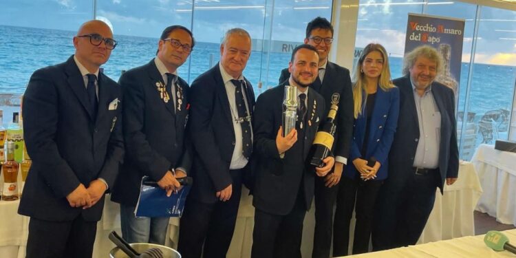 Fortunato Schiavone, al centro, premiato al Concorso Regionale AIBES Calabria-Basilicata 2026