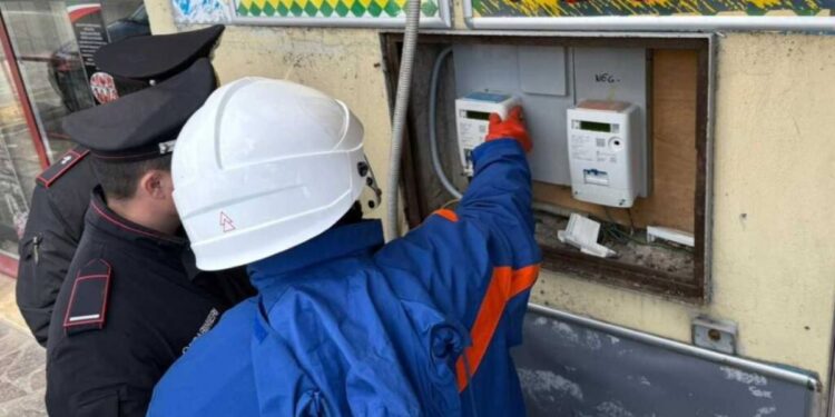 I carabinieri insieme agli operai intervengono per un furto di energia elettrica