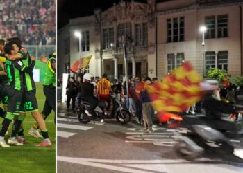 Giocatori e tifosi del Catanzaro in festa