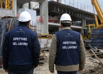 Due ispettori del lavoro su un cantiere durante dei controlli