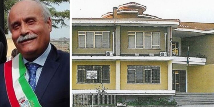 Il sindaco di Vazzano Vincenzo Massa. A lato il Comune