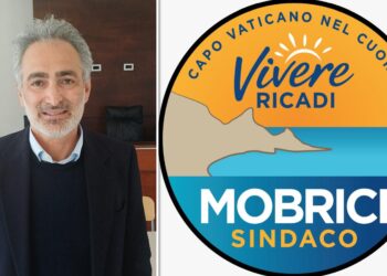 Il candidato a sindaco Pasquale Mobrici . A lato il simbolo della lista "Vivere Ricadi"