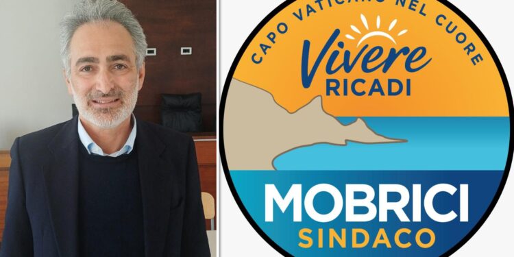 Il candidato a sindaco Pasquale Mobrici . A lato il simbolo della lista "Vivere Ricadi"