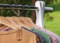 Capi di abbigliamento realizzati con tessuti sostenibili
