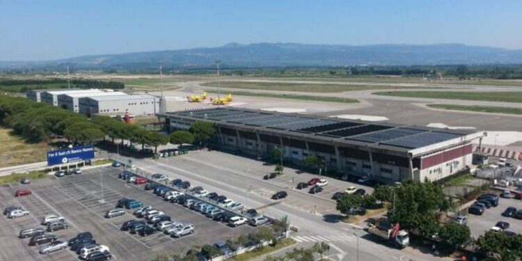 Il parcheggio dell'aeroporto di Lamezia di fronte all'area riservata ai canadair