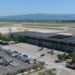 Il parcheggio dell'aeroporto di Lamezia di fronte all'area riservata ai canadair