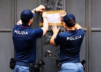 Agenti di Polizia mentre mettono i sigilli