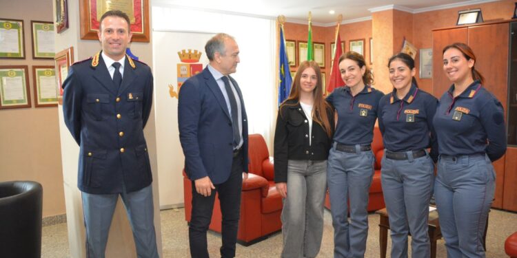 La studentessa accolta alla Questura di Vibo Valentia