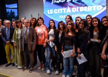 Gli studenti premiati a Mogliano Veneto insieme alla dirigente Licia Bevilacqua