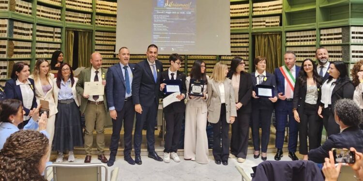 Foto ricordo per la vincitrice del concorso nazionale Rebecca Bartone