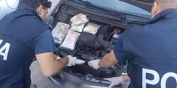 La droga rinvenuta in auto e sequestrata