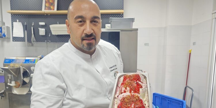 Il maestro gelataio Simone Lauro
