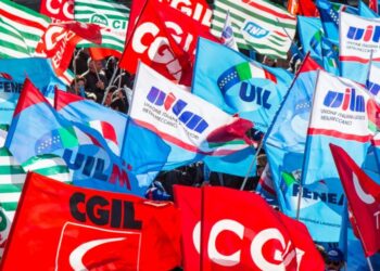 Le bandiere dei sindacati Cgil, Cisl e Uil