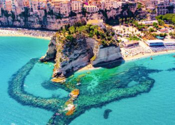 Una veduta aerea di Tropea, la Perla del Tirreno in Calabria