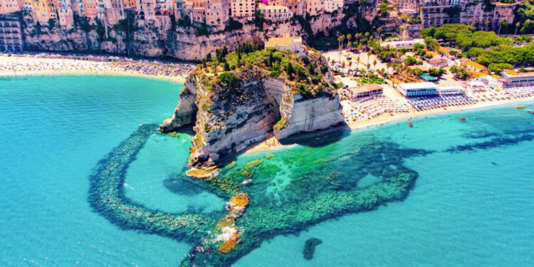 Una veduta aerea di Tropea, la Perla del Tirreno in Calabria