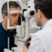 Una visita oculistica, con il medico visitato dal paziente